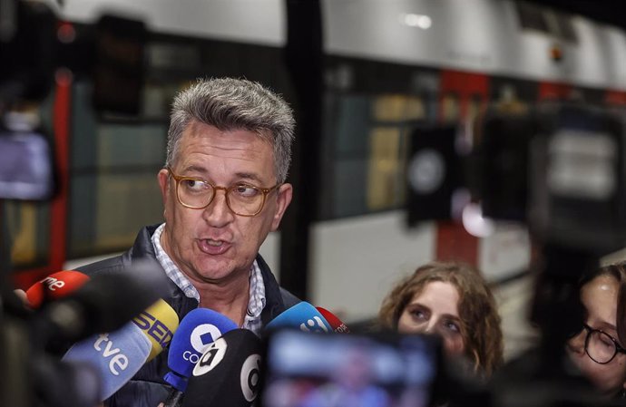 El conseller de Medio Ambiente, Infraestructuras y Territorio, Vicente Martínez Mus, atiende a los medios de comunicación durante las pruebas de circulación para recuperar las líneas de Metrovalencia, en la parada de metro Xàtiva, a 27 de noviembre de 202