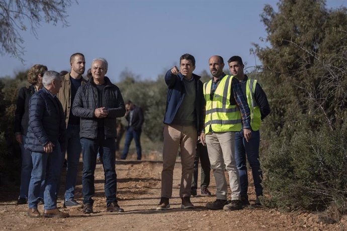 (I-D) El conseller de Agricultura, Agua, Ganadería y Pesca, Miguel Barrachina, el alcalde de Utiel, Ricardo Gabaldón, y el presidente de la Generalitat, Carlos Mazón, durante su visita a los campos agrícolas de Utiel