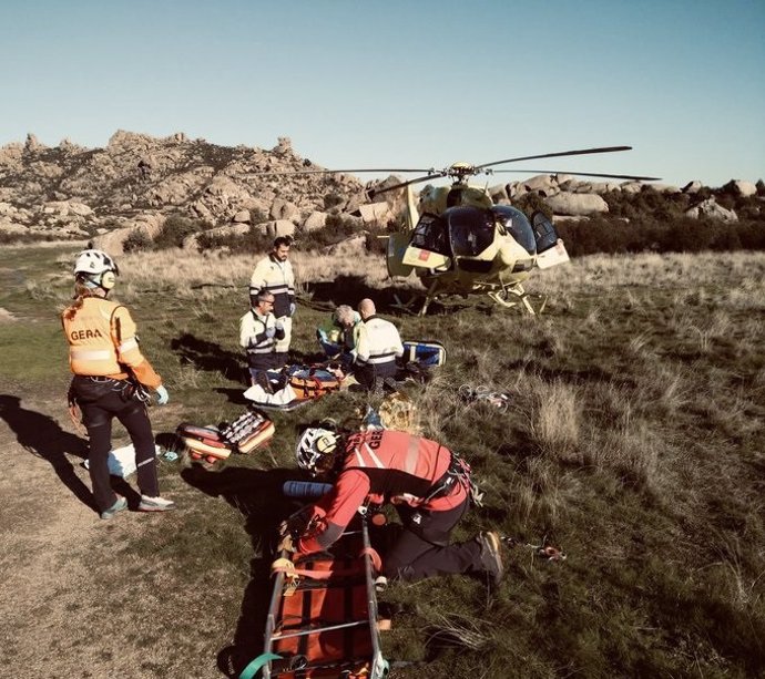 Bomberos rescatan en la Pedriza a un escalador que sufrió un posible ictus