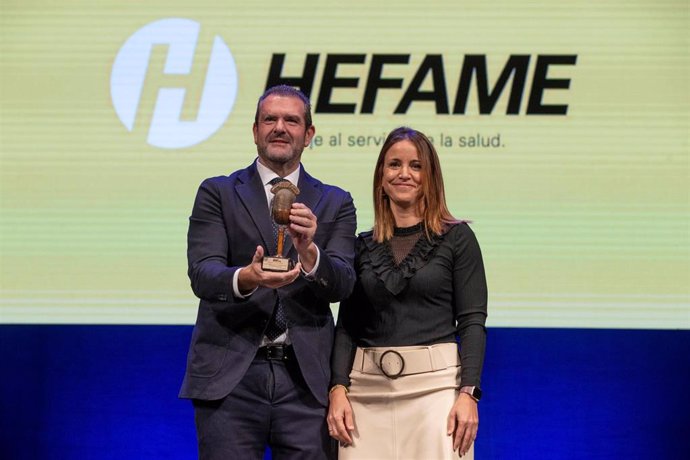 Hefame recibe el galardón 'Micrófono de Plata' por su trayectoria empresarial en sus 75 años de historia