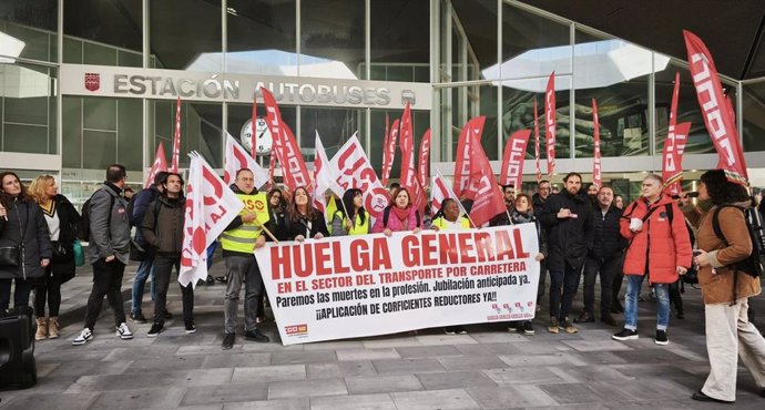 Concentración de CCOO por la huelga de transporte de viajeros por carretera