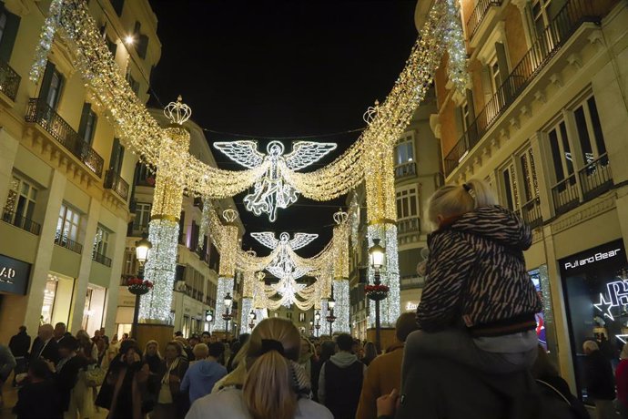 Archivo - Imagen de archivo de cientos de personas que asisten al encendido de las luces de Navidad en la calle Larios. A 24 de noviembre de 2023, en Málaga (Andalucía, España). 