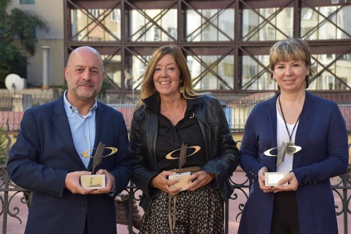 Los periodistas Francesc-Xavier Borràs, Rosa Pueyo y Margarida Moles este viernes con los galardones