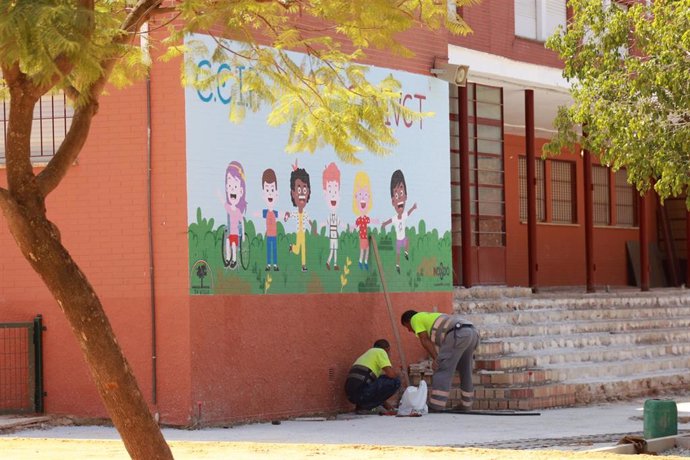 Archivo - Fachada del colegio público de infantil y primaria Ángel Ganivet, en Sevilla Este. 