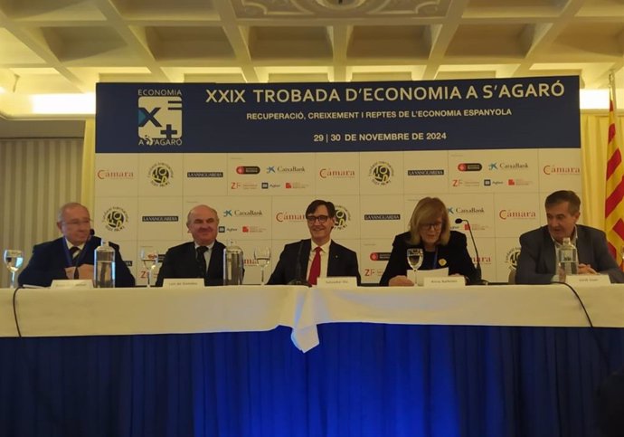 El presidente de la Cámara de España, José Luis Bonet; el vicepresidente el Banco Central Europeo (BCE), Luis de Guindos; el presidente de la Generalitat, Salvador Illa; la presidenta de Fiop, Anna Balletbò, y el director de La Vanguardia, Jordi Juan.