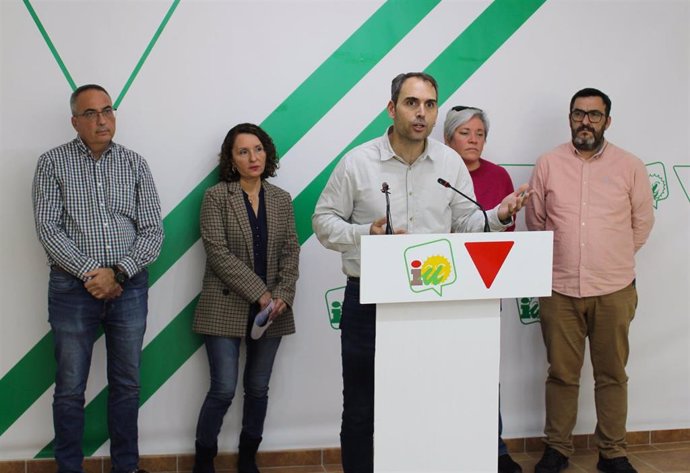 El coordinador general de IU Andalucía, Toni Valero, este viernes en rueda de prensa en Málaga.