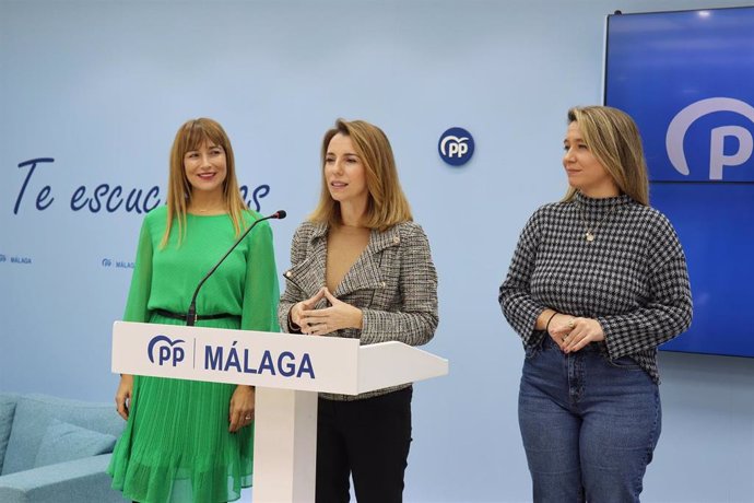 La vicesecretaria de Sociedad del Bienestar, Inclusión, Igualdad y Familias del PP de Málaga, Lucía Yeves, informa junto a la coordinadora de la plataforma del partido 'Todos somos uno', Ruth Sarabia, y la presidenta de NNGG de Málaga, Jéssica Trujillo