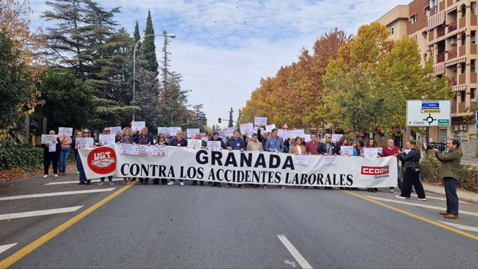 Concentración por la muerte en accidente laboral de un hombre en Montefrío