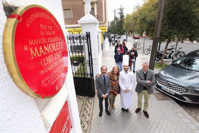 Inauguración de la placa en homenaje a Manuel Rodríguez 'Manolete' en la que fue su casa, en la Avenida de Cervantes, en Córdoba.