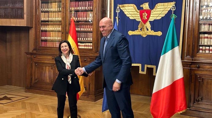 La ministra de Defensa, Margarita Robles, en una reunión con su homólogo Guido Crosetto. En Roma, a 29 de noviembre de 2024. 