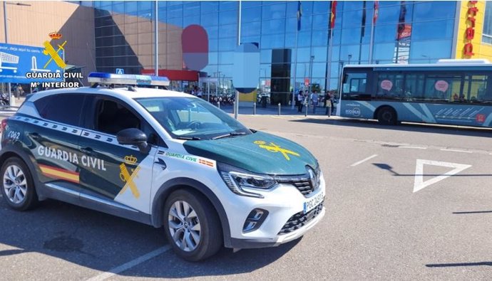 La Guardia Civil detiene a dos personas por el hurto de un bolso en Rio Shopping, en Arroyo de la Encomienda.