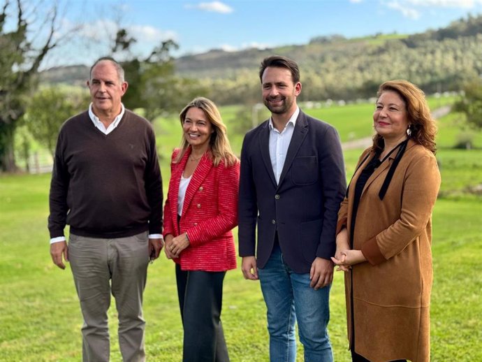 Álvaro Queipo En Navia Junto A La Portavoz Popular De Agricultura Y Ganadería En El Parlamento Europeo, Carmen Crespo Y La Eurodiputada Asturiana Susana Solís.