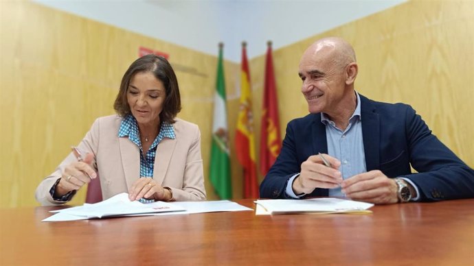 El portavoz del Grupo Municipal Socialista en el Ayuntamiento de Sevilla, y su homóloga en el Ayuntamiento de Madrid, Reyes Maroto, en la firma del documento 'Alianza por el derecho a la vivienda Madrid y Sevilla'