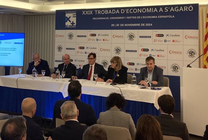 El presidente de la Cámara de España, José Luis Bonet; el vicepresidente el Banco Central Europeo (BCE), Luis de Guindos; el presidente de la Generalitat, Salvador Illa; la presidenta de Fiop, Anna Balletbò, y el director de La Vanguardia, Jordi Juan.