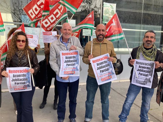 CCOO-A se concentra porque la Consejería de Desarrollo Educativo y FP "lleva al límite" la renovación del acuerdo de jubilación parcial en la enseñanza concertada.