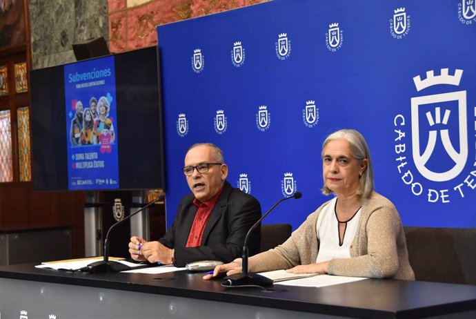 El consejero de Empleo del Cabildo de Tenerife, Efraín Medina, y la gerente de Fifede, Elena de la Guardia, en la presentación de las ayudas para contratar a parados de larga duración