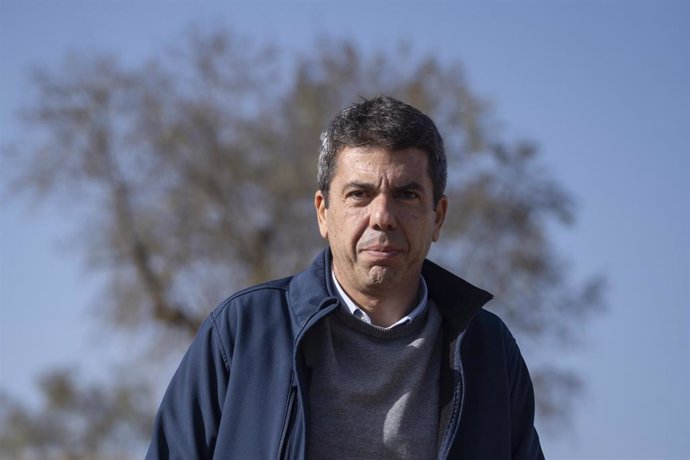 El presidente de la Generalitat, Carlos Mazón, durante su visita a los campos agrícolas de Utiel