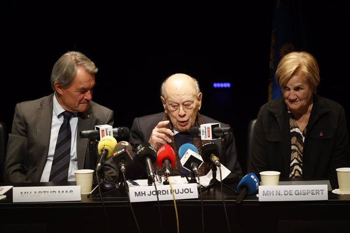 (I-D) Los expresidentes de la Generalitat de Cataluña Arthur Mas y Jordi Pujol, y la expresidenta del parlament, Núria de Gispert, durante un acto de homenaje a Pujol en la Casa-Museo Prat de la Riba.