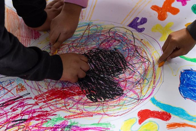 MÁS DE UN CENTENAR DE NIÑOS Y NIÑAS AFECTADOS POR LA DANA PARTICIPAN EN CAMPAMENTOS DE EDUCO DONDE RECIBEN APOYO EMOCIOAL