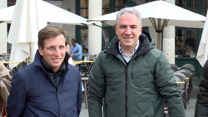 El vicesecretario de Política Autonómica y Muncipal, Elías Bendodo,  con el alcalde de Madrid, José Luis Martín Almeida, en Valladolid donde se celebra la intermunicipal del PP