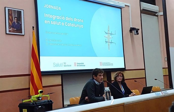 El director de la Fundació TIC Salut Social, Joan Guanyabens, habla durante la jornada de integración de drones en el sistema de salud