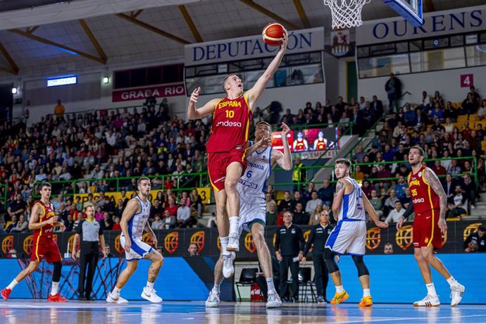 Miquel Salvó intenta una canasta en el España-Eslovaquia de clasificación para el Eurobasket de 2025