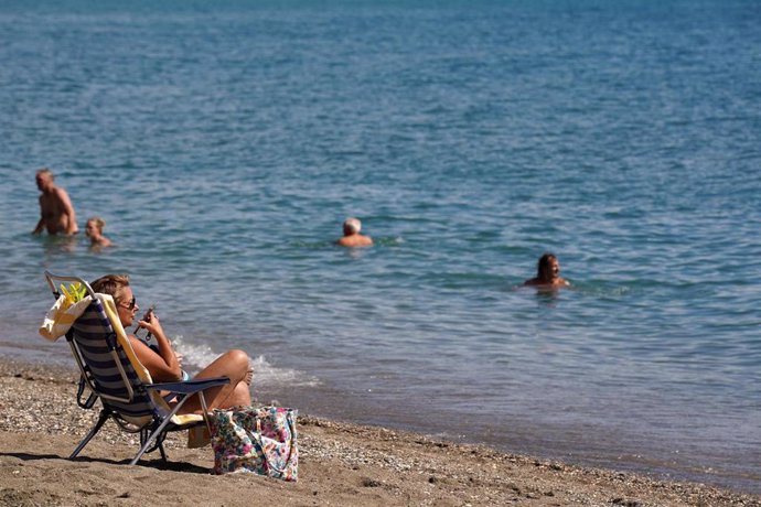 Archivo - Personas en la playa en una imagen de archivo 