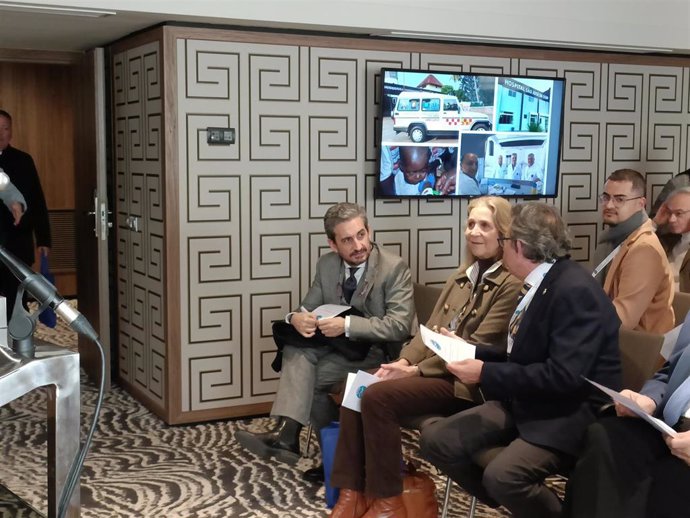 El presidente general internacional de la Sociedad San Vicente de Paúl, Juan Manuel Buergo (d) junto a la infanta Elena, durante la presentación de la Memoria Anual de la SSVP.