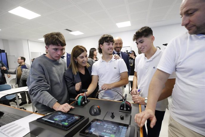 La presidenta de Cantabria, María José Sáenz de Buruaga, ha inaugurado este viernes, de forma oficial, el Centro Integrado de Formación Profesional (CIFP) 'Puerto de Laredo'