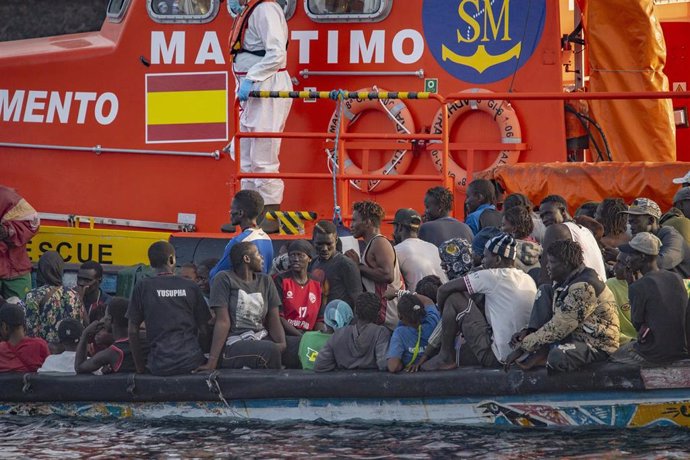 Decenas de migrantes rescatados por Salvamento Marítimo cerca del Puerto de la Restinga, a 28 de noviembre de 2024, en El Hierro, Santa Cruz de Tenerife, Tenerife, Canarias (España).