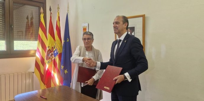 El consejero de Sanidad de Aragón, José Luis Bancalero, y la consellera de Salut de Cataluña, Olga Pané, tras la firma del convenio de colaboración.