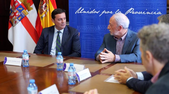 El presidente de la Diputación de Almería, Javier Aureliano García, junto al presidente de la Agrupación de Contratistas de Obra Pública de Asempal, Juan Lorenzo Jiménez.