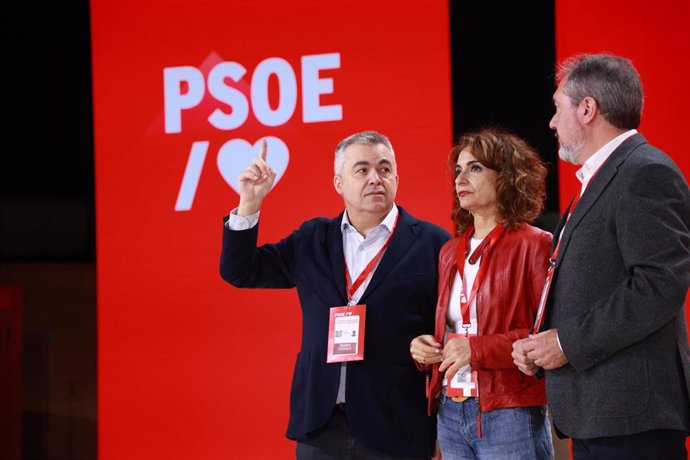 El secretario de Organización, Santos Cerdán, la vicesecretaria general, María Jesús Montero y el secretario general de los socialistas andaluces y presidente del 41 Congreso Federal Juan Espadas