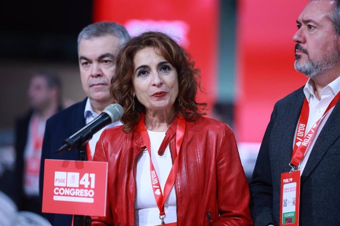 La vicesecretaria general del PSOE, María Jesús Montero, atiende a los medios en la antesala del inicio del 41º Congreso federal del PSOE en Sevilla.