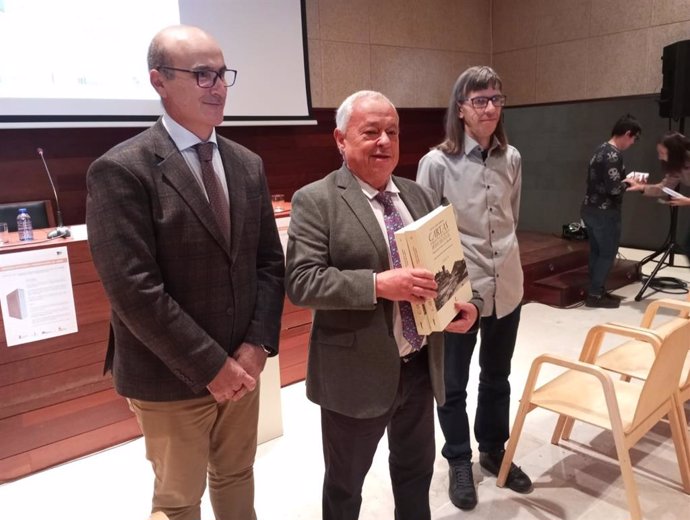 El delegado territorial de la Junta en Zamora, Fernando Prada; el consejero de Cultura, Gonzalo Santonja; y el investigador Josemi Lorenzo Arribas. .