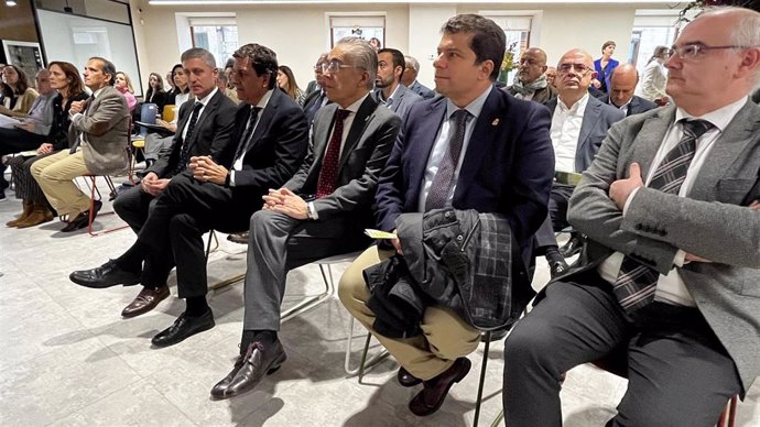 El presidente de la Fundación Caja de Burgos, Rafael Barbero; el consejero de Economía, Carlos Fernández Cariado; el delegado de la Junta en Burgos, Roberto Saiz; el presidente de Sodebur, Carlos Gallo y el vicerrector de la UBU, Gonzalo Salazar