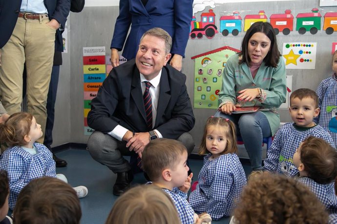 El presidente de Castilla-La Mancha, Emiliano García-Page, inaugura la Escuela Infantil 'Molinitos' en la localidad toledana de Consuegra