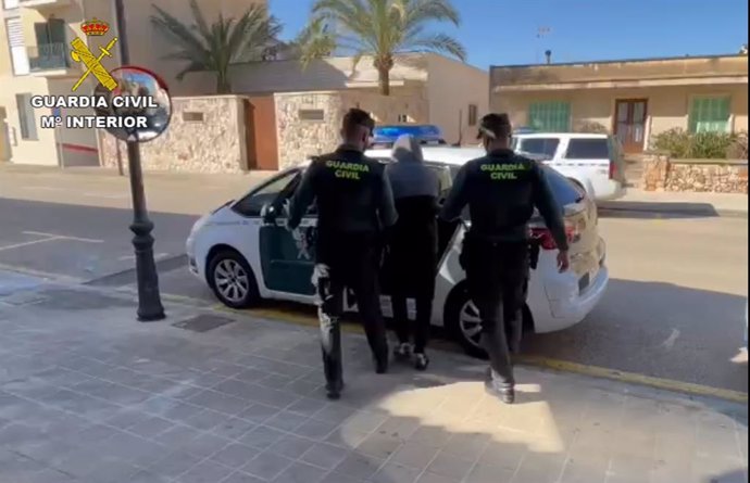 Agentes acompañan al detenido por robar a un hombre en Felanitx.