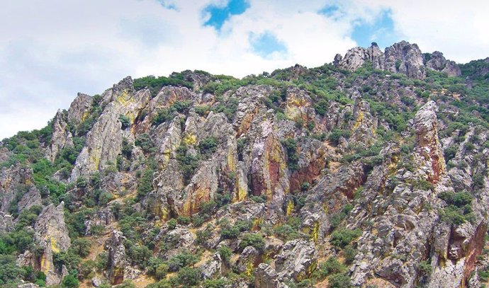 Archivo - Cumbres escarpadas en el Parque Natural de Despeñaperros.