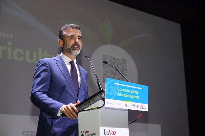 El consejero de Agricultura, Pesca, Agua y Desarrollo Rural de la Junta de Andalucía, Ramón Fernández-Pacheco, durante su intervención en el encuentro 'Los cuatro pilares del modelo agrícola' (Almería).