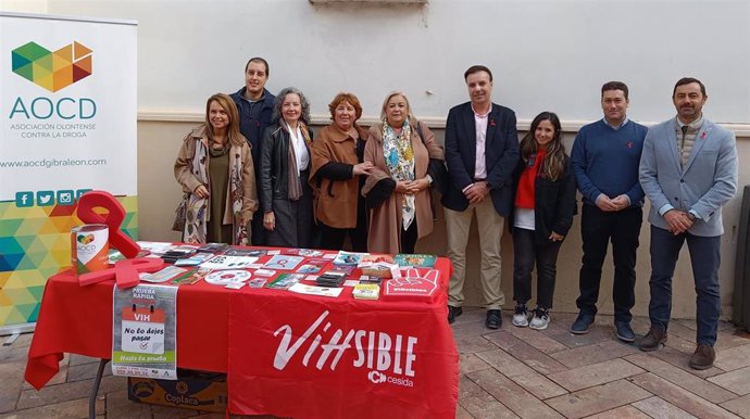 Visita a la mesa informativa instalada en la capital por la Asociación Olontense contra la Droga (AOCD) .