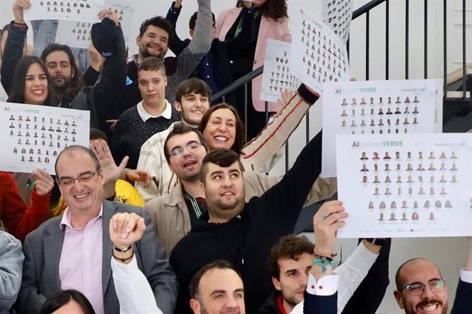 La consejera de Inclusión Social, Juventud, Familias e Igualdad, Loles López, durante su visita en Bollullos de la Mitación (Sevilla) a la empresa tecnológica Éxxita Be Circular, para conocer el proyecto 'TándEM Algoritmo Verde'.