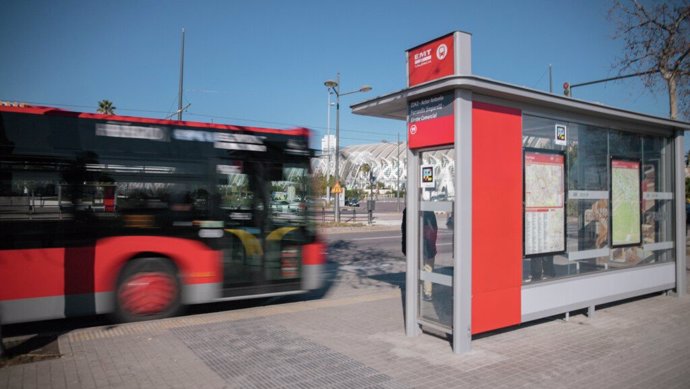 Archivo - Parada de autobús de la EMT València