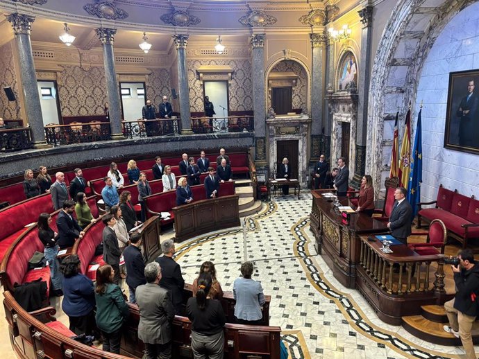 Imagen del minuto de silencio guardado en el Ayuntamiento de València al cumplirse un mes de la dana y antes del pleno extraordinario para aprobar medidas dirigidas a paliar los efectos de las inundaciones.