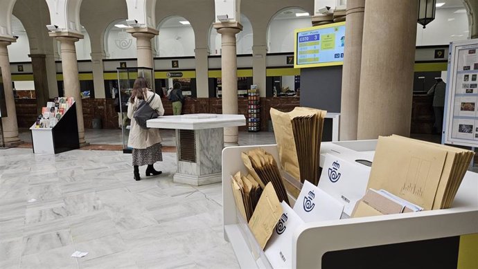 Sevilla.-Correos ofrece un buzón para "facilitar la recepción de paquetes de cualquier operador" en sus oficinas