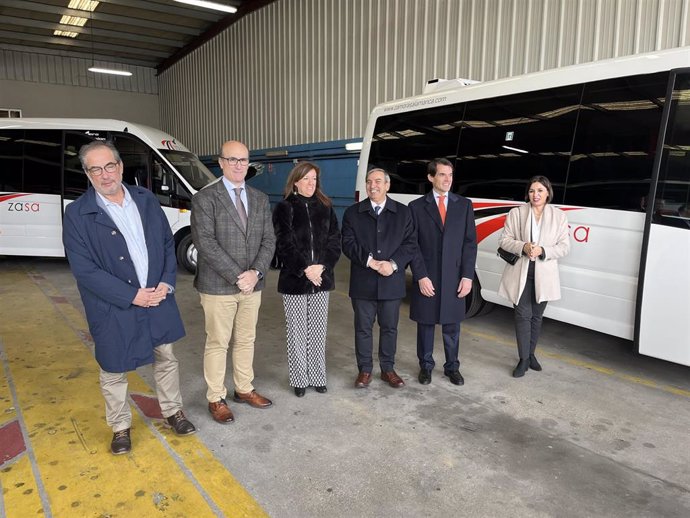 El consejero, con responsables de la empresa Zamora Salamanca SAU, junto a los nuevos buses.