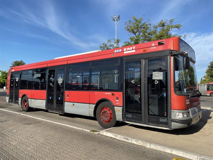 Archivo - La EMT dona un autobús para las mujeres saharauis de los campamentos de personas refugiadas en Tinduf