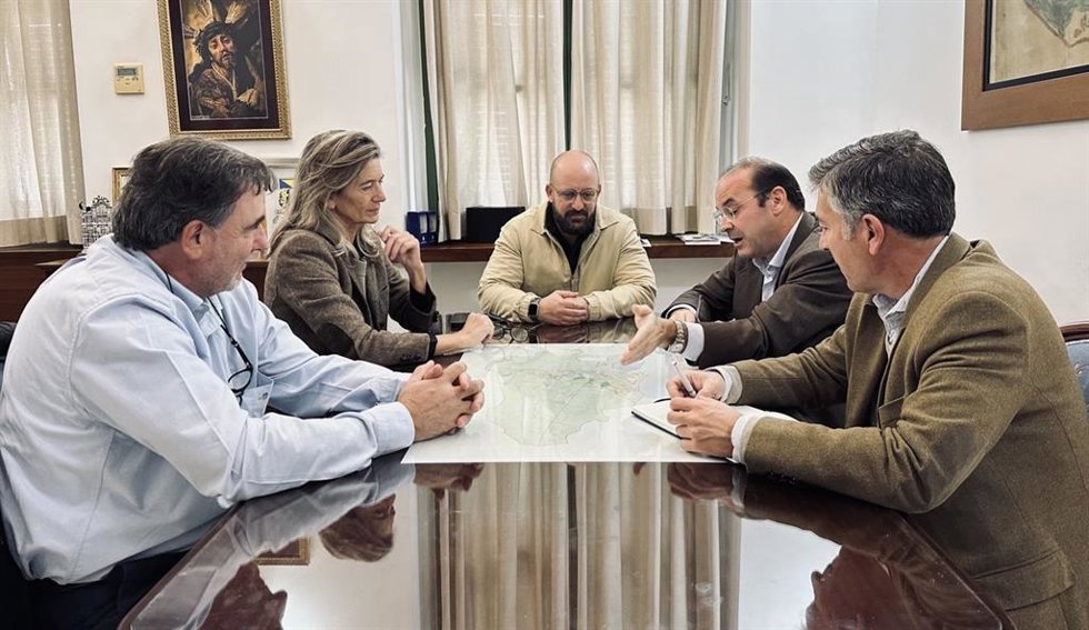 El alcalde de El Puerto, Germán Beardo, reunido con representantes de la empresa zaragozana Atalaya.