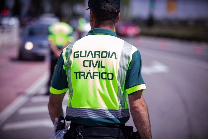 Archivo - Foto de archivo de un agente de la Guardia Civil de Tráfico