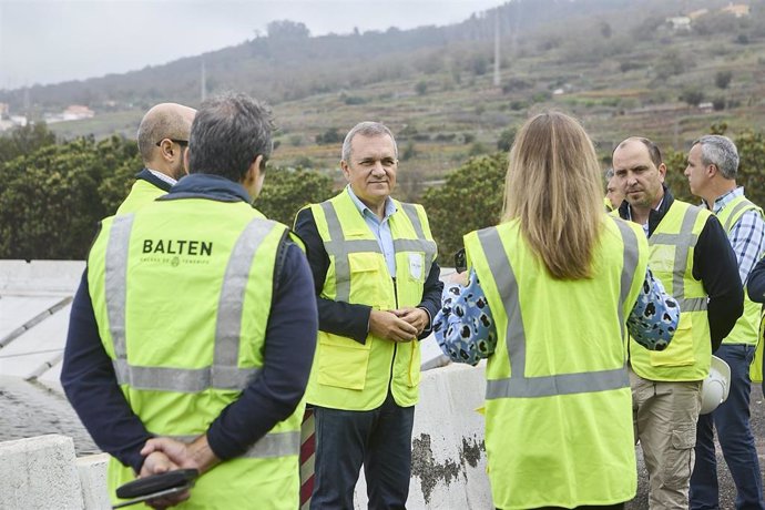 El consejero de Sector Primario del Cabildo de Tenerife, Valentín González, en una visita a la balsa de San Antonio